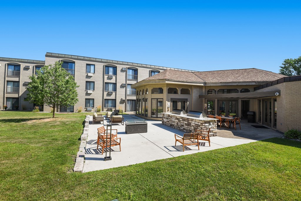 The Edge of Uptown Apartments | Patio & Grill