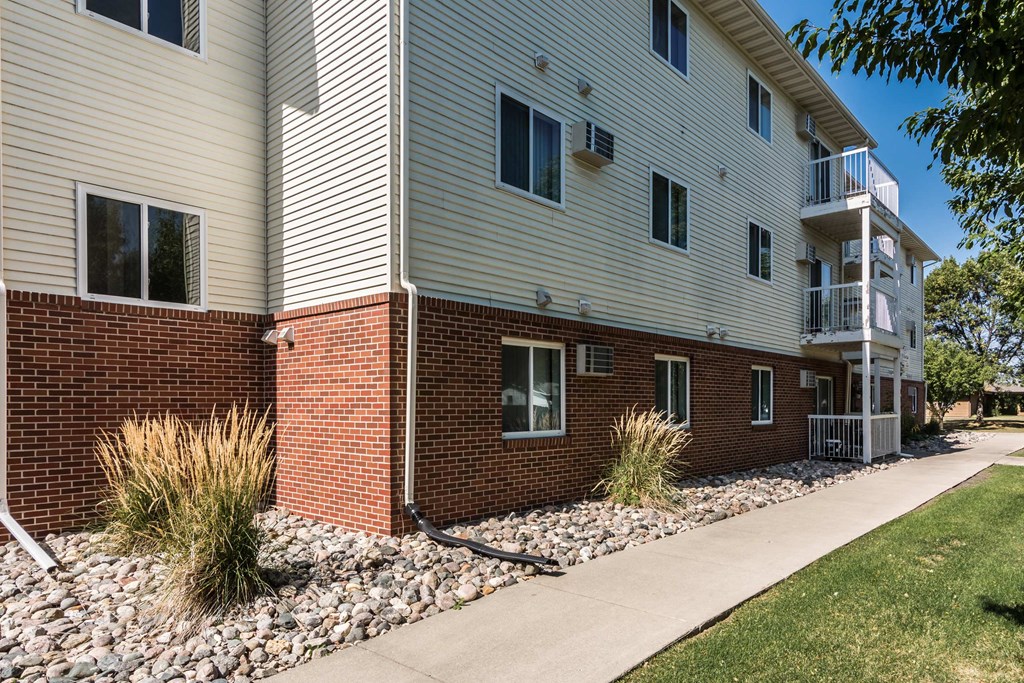 Grand Forks, ND Vista Apartments. Exterior landscaping
