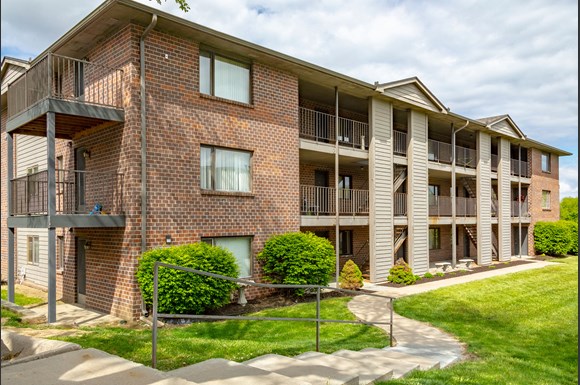 Woodland Pines Apartments 10052 Wirt Plaza Omaha Ne Rentcafe