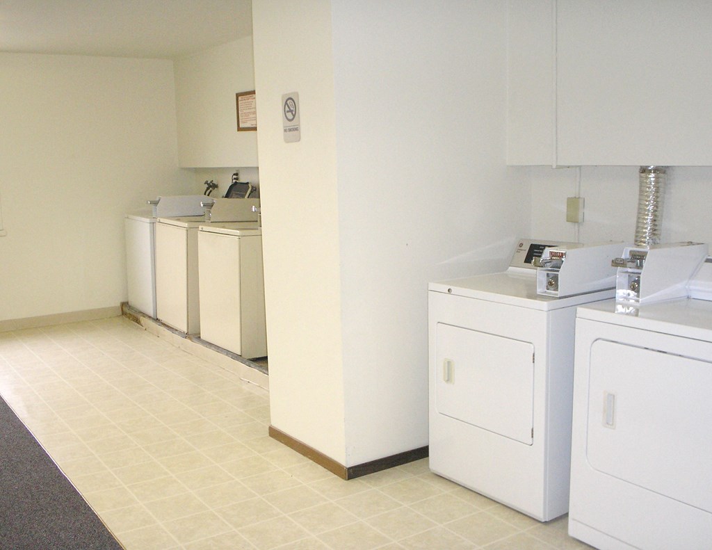 Amberwood Court Apartments | Laundry Room