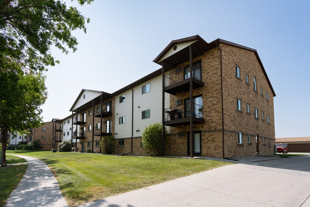 Exterior of a three level apartment.  Fargo, ND Auburn Apartments.