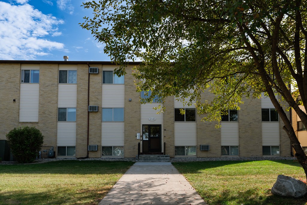 Fargo, ND Brookfield Apartments | Exterior an apartment building with a sidewalk in front of it. Fargo, ND Brookfield Apartments