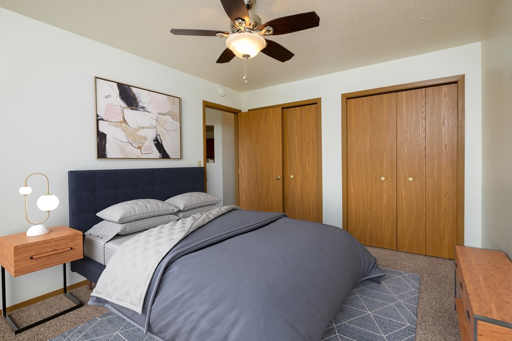 Fargo, ND Flickertail Apartments a bedroom with a bed and a ceiling fan