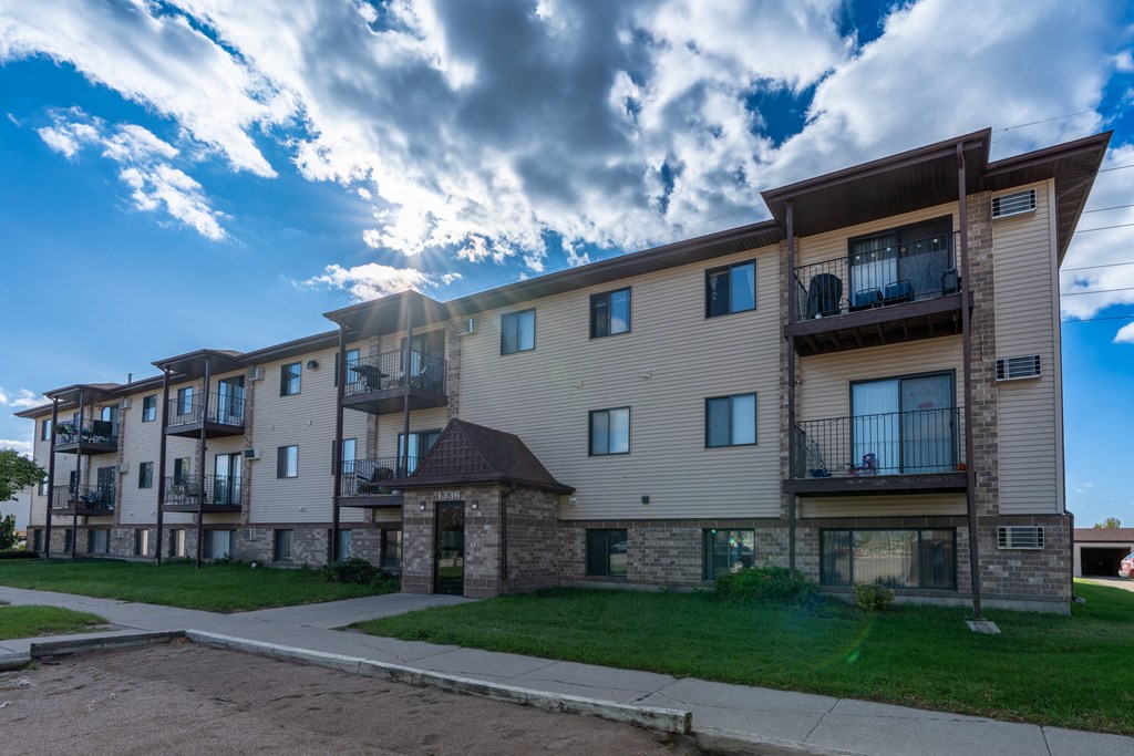 Fargo, ND Prairie Park Apartments | Exterior Fargo, ND Prairie Park Apartments. An apartment building with a cloudy sky in the background