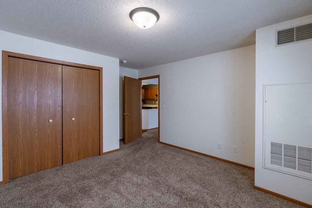 a bedroom with a closet. Fargo, ND Willow Park Apartments