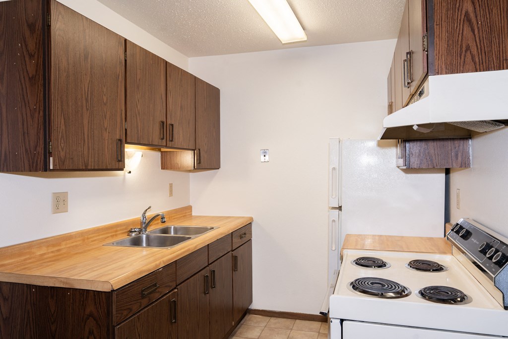 Fargo, ND Pacific Park 2 | 21B | Kitchen a kitchen with a stove sink and refrigerator. Fargo, ND Pacific Park 2