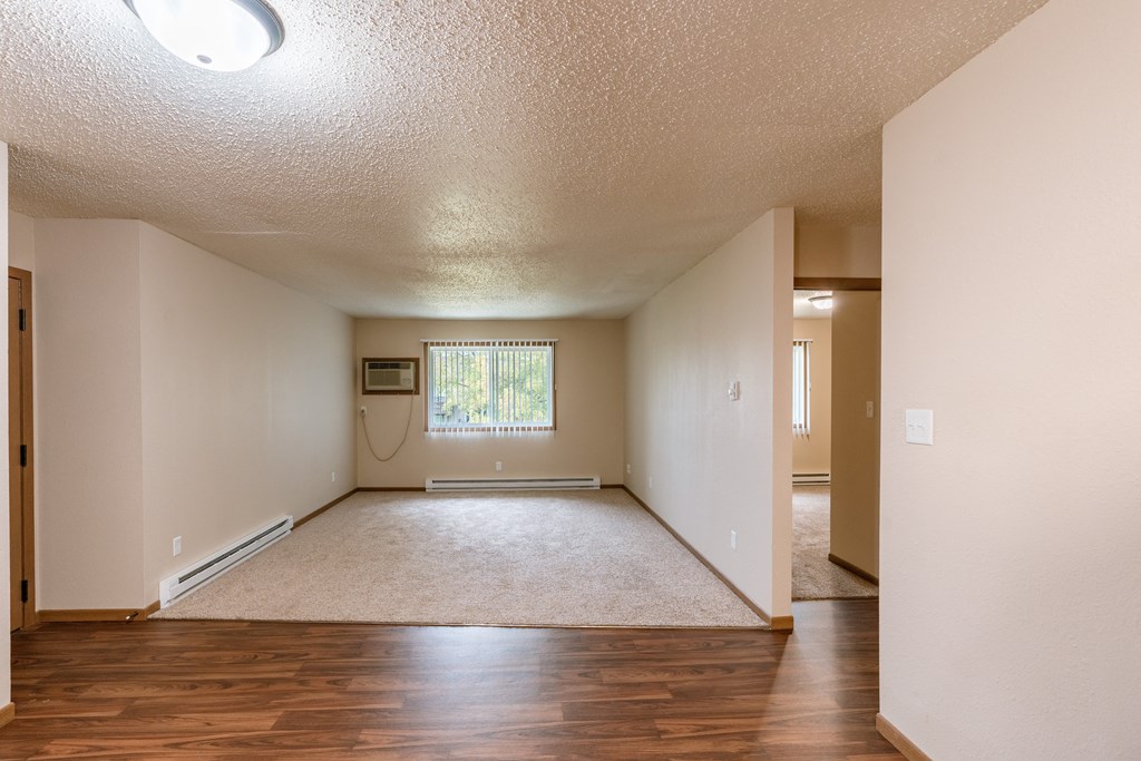 Grand Forks, ND Autumn Apartments. A living room with a window.