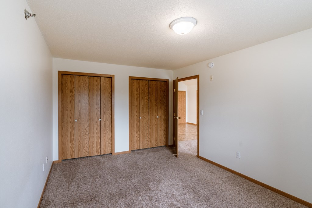 Grand Forks, ND Creekside Apartments. A bedroom with two closets.