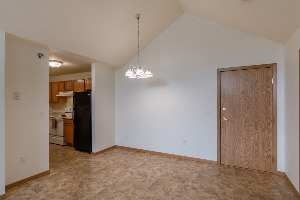 Grand Forks, ND Creekside Apartments. A living room with a door to the kitchen