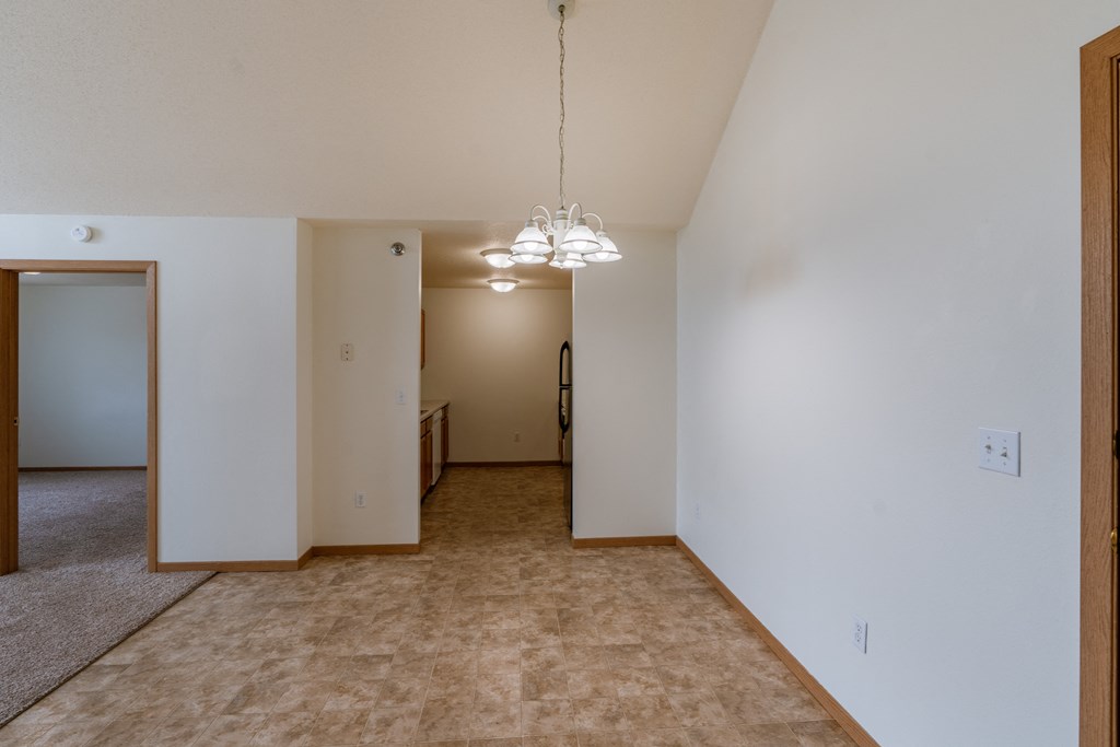 Grand Forks, ND Creekside Apartments. A dining room of an apartment with white walls and carpeting