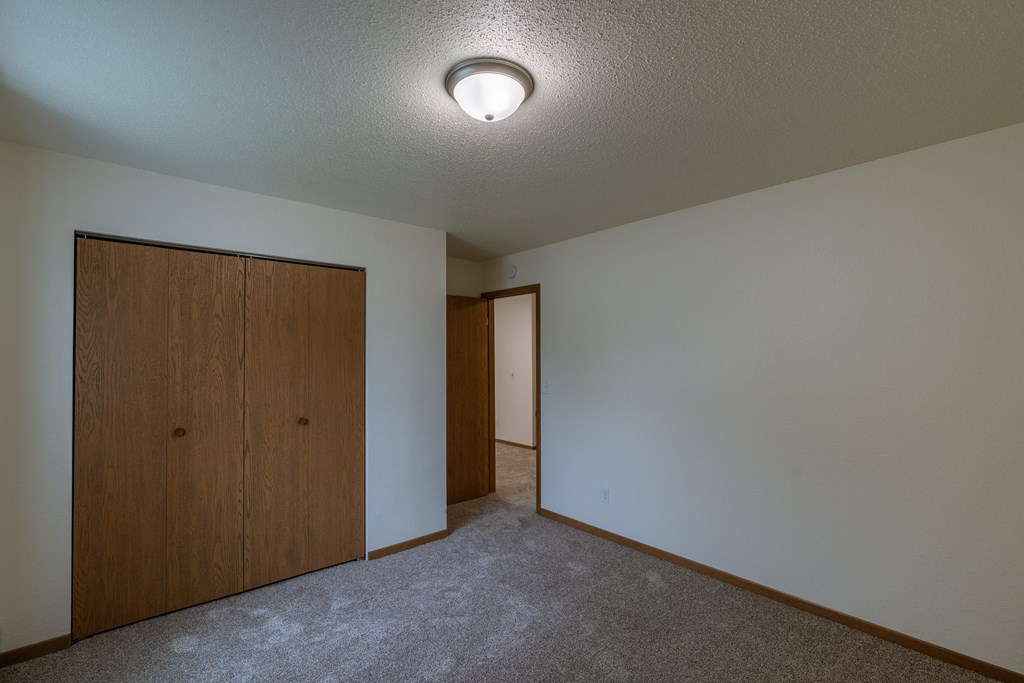 Grand Forks, ND Grandview Apartments. A bedroom with a closet.