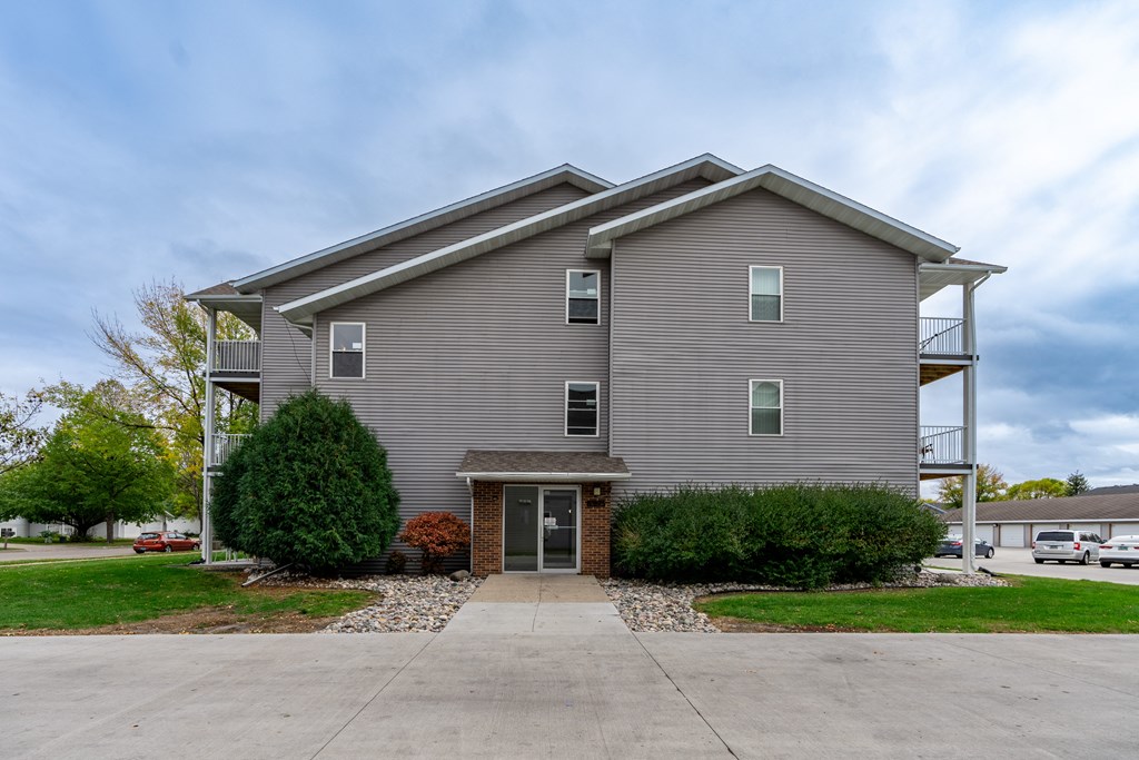 Grand Forks, ND Primrose Court Apartments. Exterior entrance to a three-level apartment building