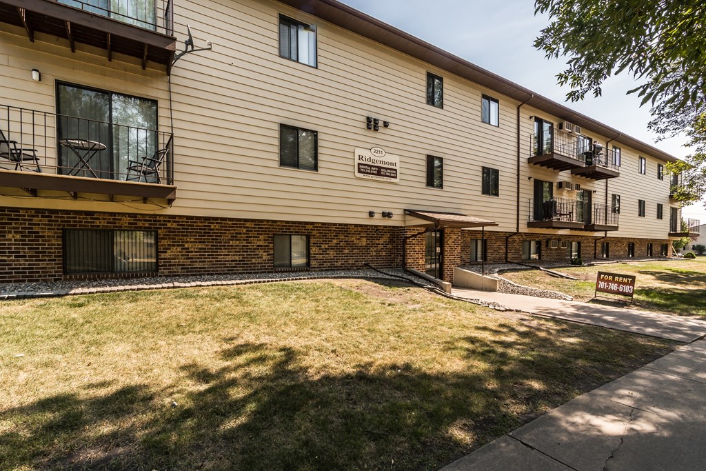 Grand Forks Ridgemont Apartments. The exterior of a three level apartment building.