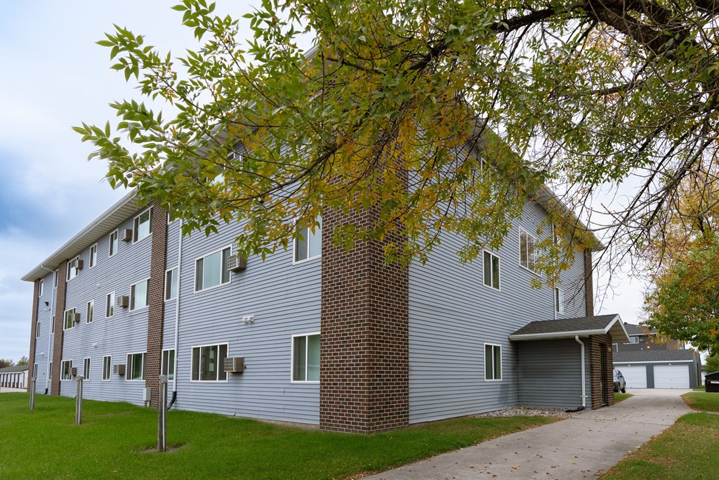 Grand Forks, ND Southview III Apartments. An apartment building with a sidewalk and a tree