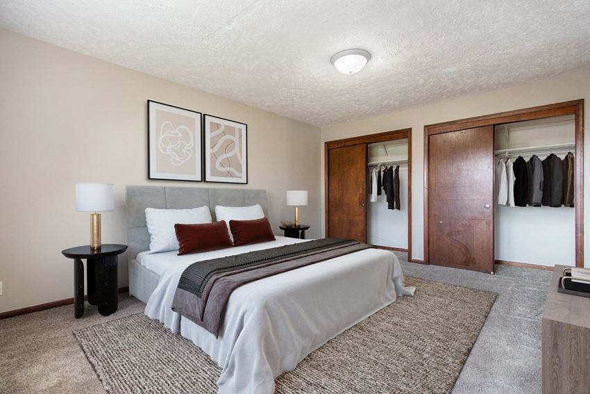 Omaha, NE Maple Ridge Apartments| Bedroom Omaha, NE Maple Ridge Apartments. A bedroom with a bed and a closet