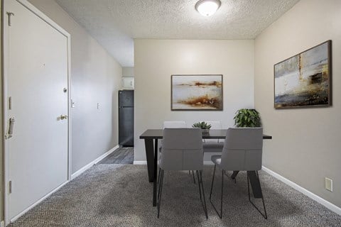 Omaha, NE Maple Ridge Apartments. A dining room with a table and chairs
