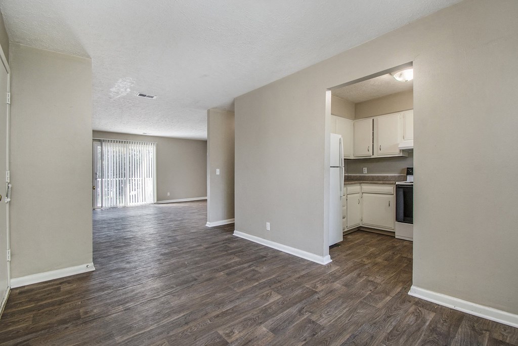 Omaha, NE Maple Ridge Apartment. A dining room with a kitchen and livingroom in the background