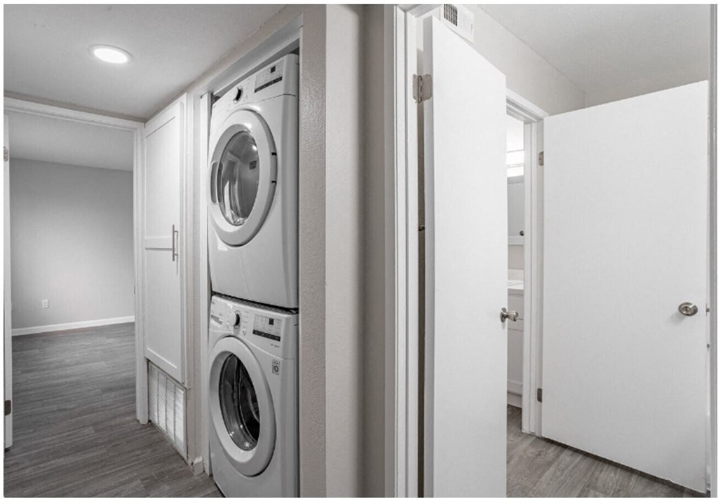 Washer/Dryerat Lincoln Park Apartments, Corona, 92882