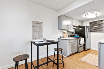 Dining room model Off Campus student living in style - Photo Gallery 5