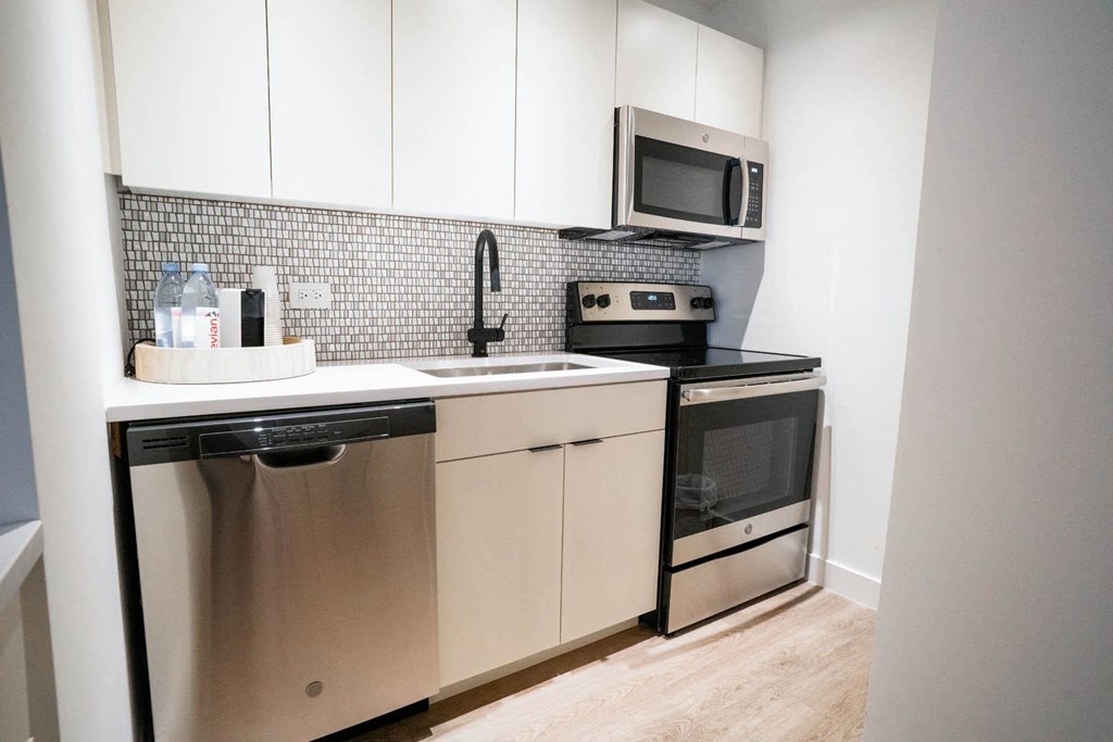 Modern Kitchen With White Cabinet at 21 E Chestnut, Chicago, 60611