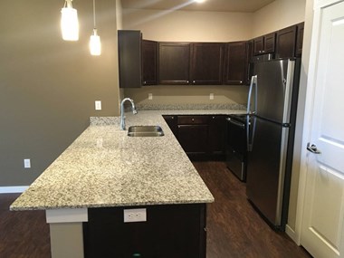 Granite Counter Tops In Kitchen at Courtyard 14 Apartments, Moorhead - Photo Gallery 3