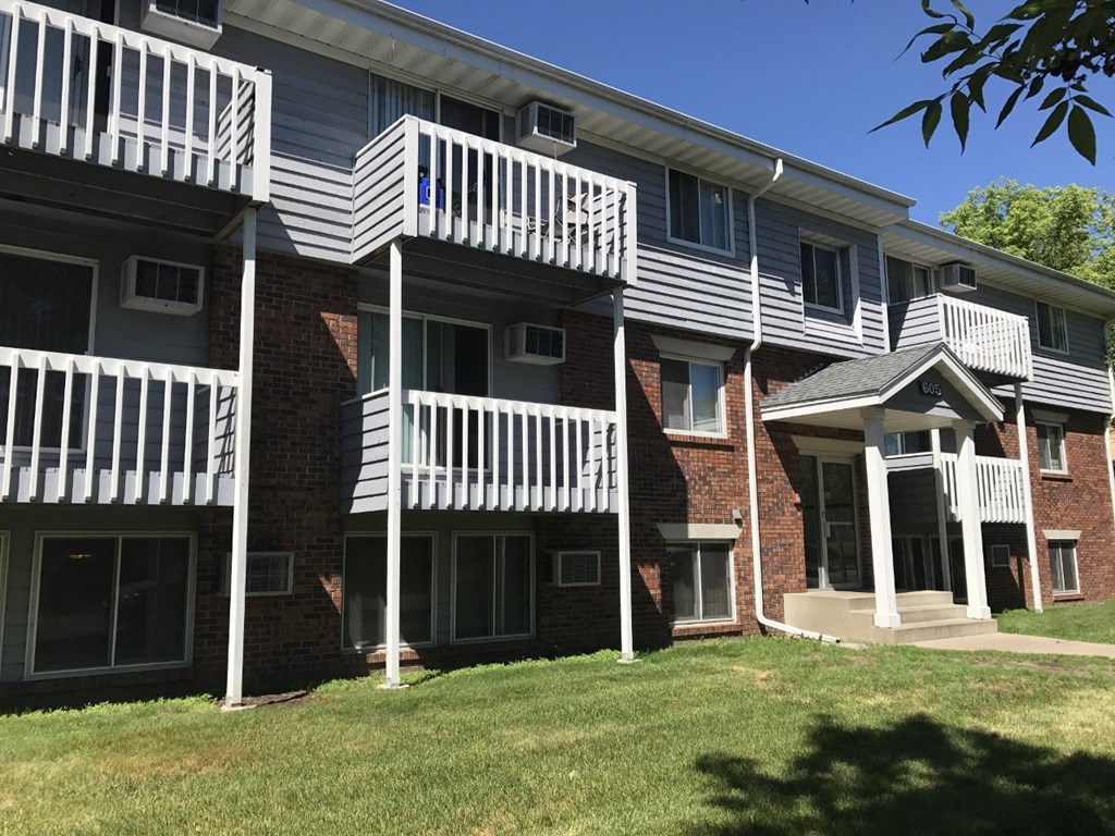 Property Exterior at Covington Place Apartments, St Cloud