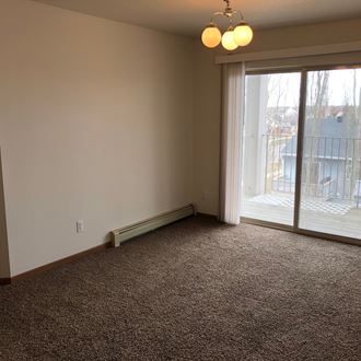Unfurnished Living Room at Sandstone Apartments, Fargo, 58103