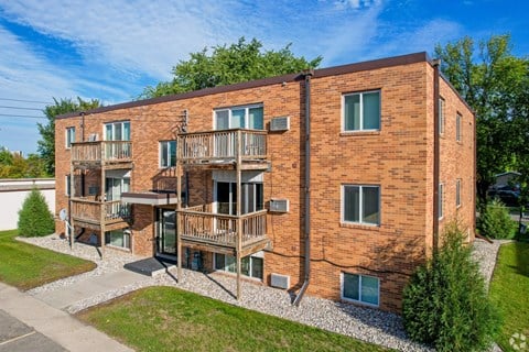 this is a photo of the courtyard in the 690 square foot 1 bedroom apartment at har  at Southern Manor Apartments, Grand Forks, North Dakota