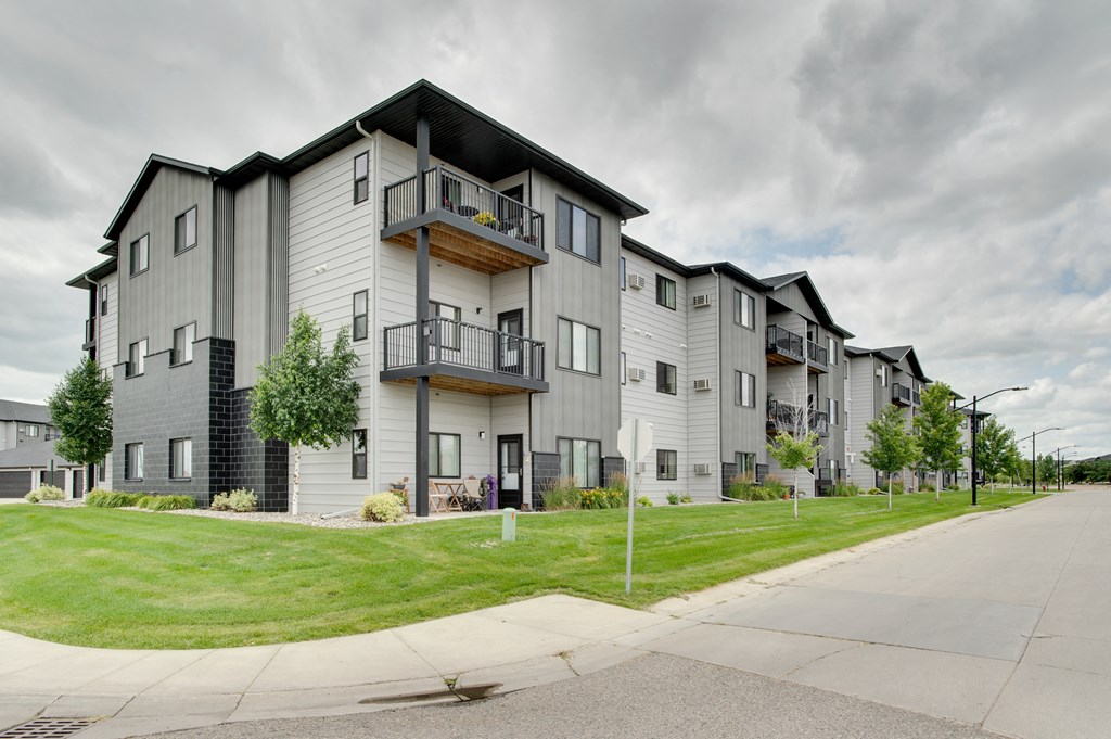 Apartment Building at Grayhawk Apartments, Fargo, ND 58104 