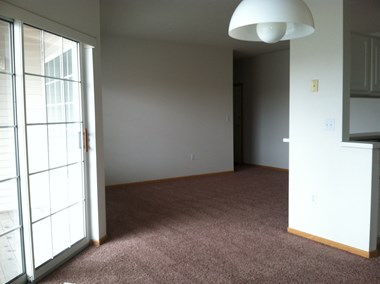 Unfurnished Living Room at Park Ridge Apartments, Fargo, ND - Photo Gallery 5