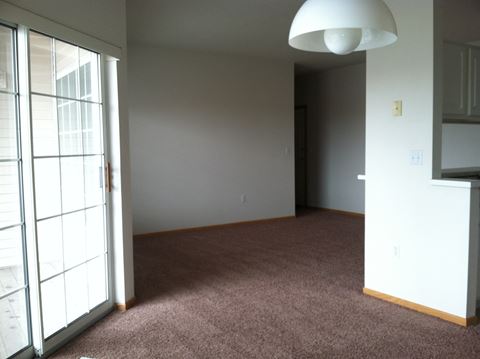 Unfurnished Living Room at Park Ridge Apartments, Fargo, ND