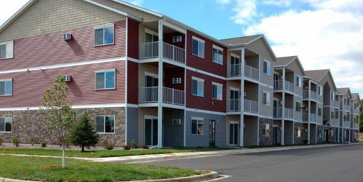 Apartment Exterior at Paraiso Estates, Sauk Rapids