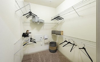 Model-Walk-In-Closet