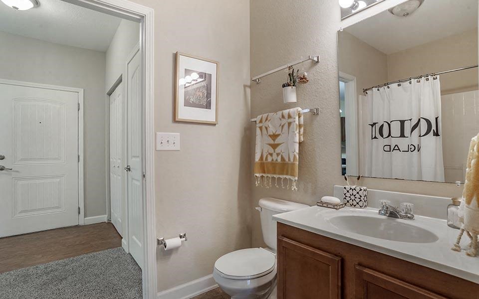 oak 2x2 model bathroom