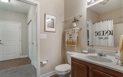 oak 2x2 model bathroom