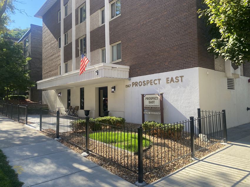 Elegant Exterior at Prospect East Apartments, Milwaukee - Photo Gallery 1