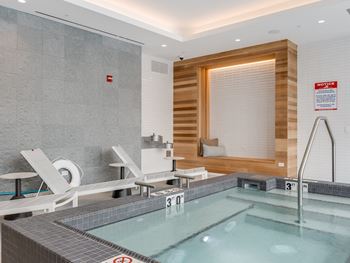 a spa with a pool and chairs in a hotel room  at Cassidy on Canal, Chicago, Illinois
