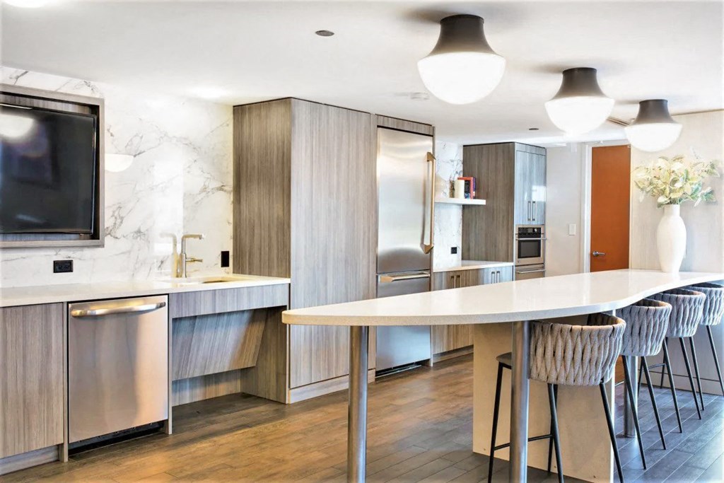 Amenity kitchen with an island and a table with chairs at Kingsbury Plaza, Illinois, 60654