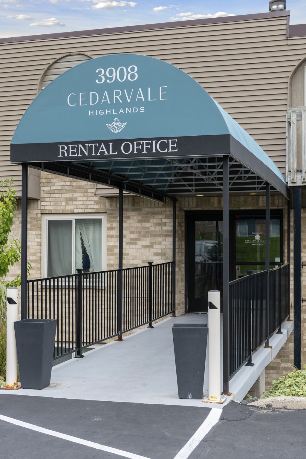 The entrance to a rental office for Cedarvalle Highlands.