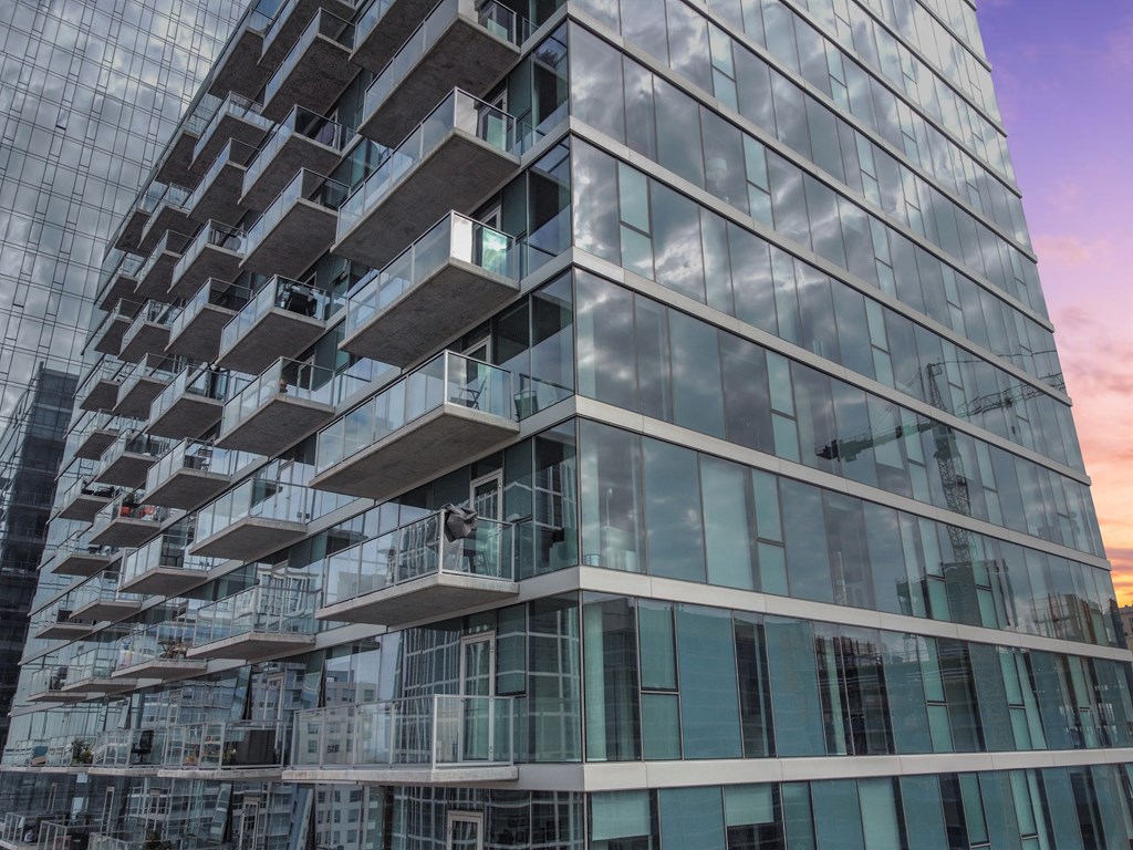 Apartment Building Exterior at One 333, Chicago, IL, 60605