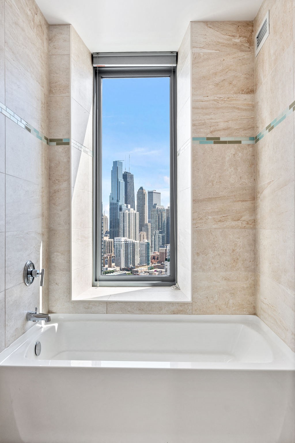 Large Soaking Tub In Bathroom at Hubbard Place, Chicago, 60654