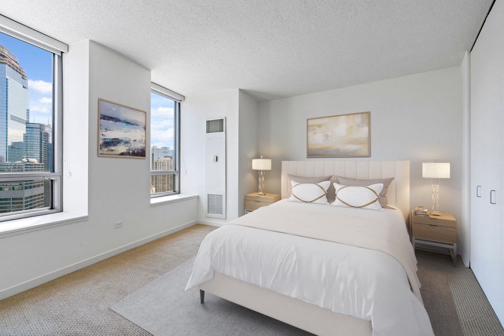 Spacious Bedroom With Comfortable Bed at Kingsbury Plaza, Illinois, 60654