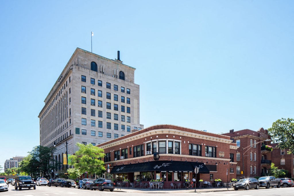 Neighborhood Buildings at Twin Towers, Chicago, 60615