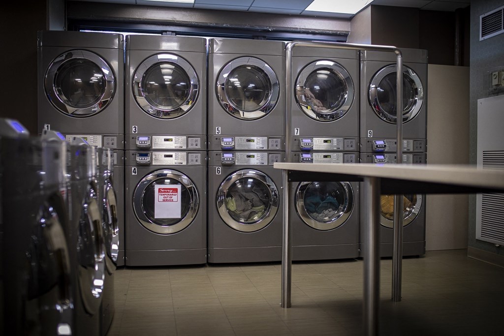 Modern Laundry Room at Twin Towers, Chicago
