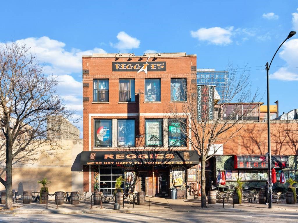 A building with a sign that says "REGGIE'S" on it.