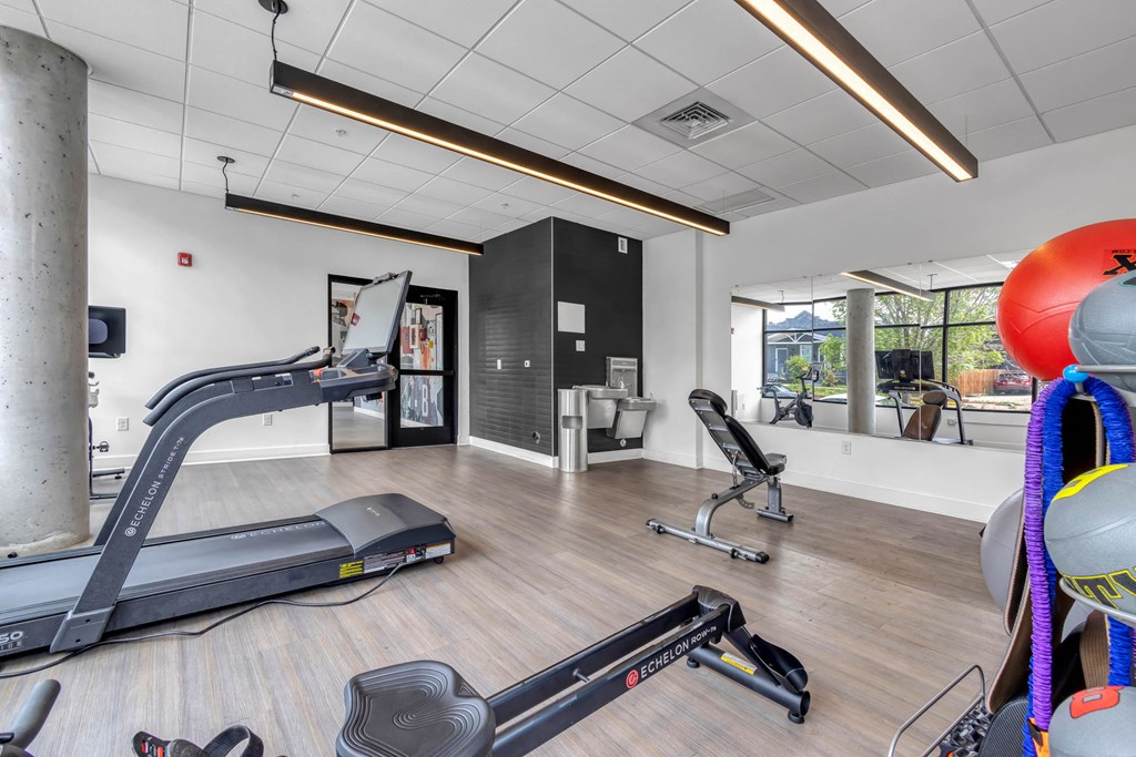 this is a photo of the gym in the 653 square foot 1 bedroom apartment at har