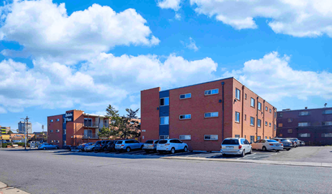 a large brick building with cars parked in a parking lot