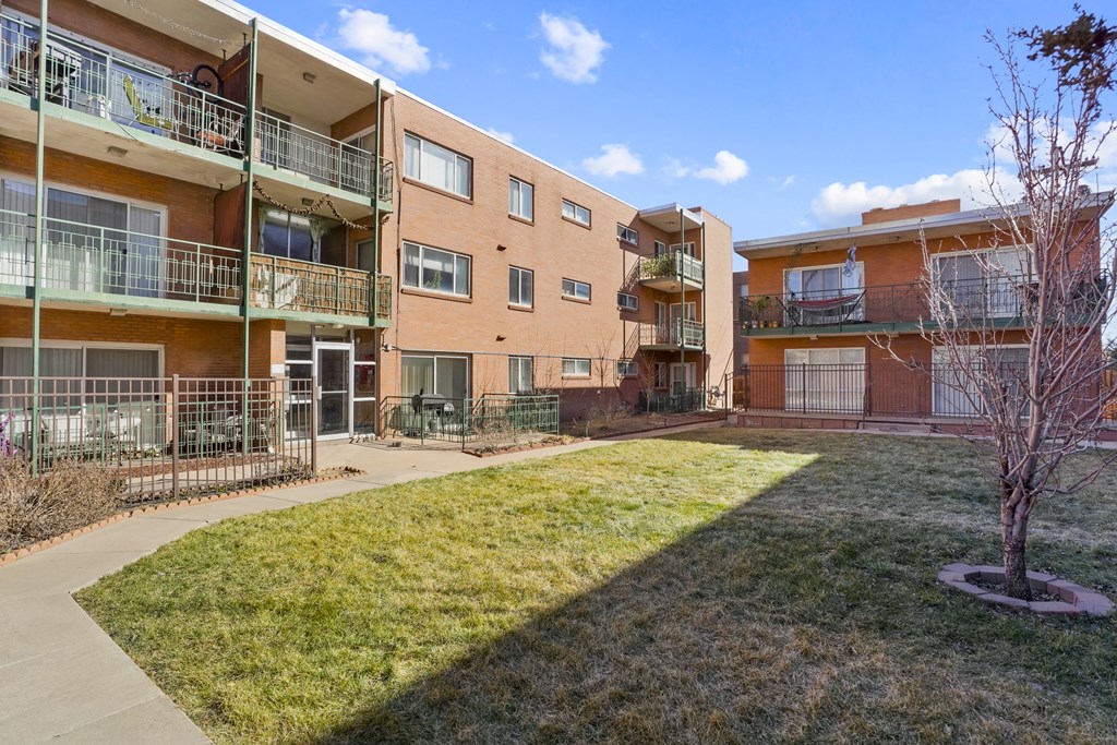 the preserve at ballantyne commons apartments courtyard and balconies
