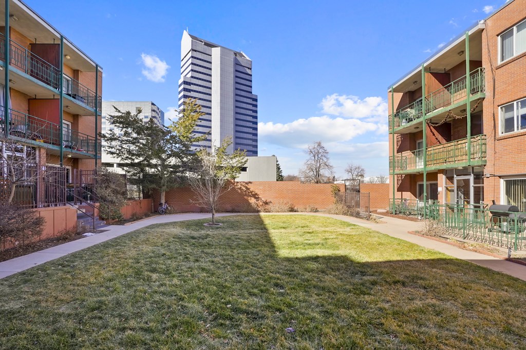 the preserve at ballantyne commons apartments  grass courtyard between apartment buildings