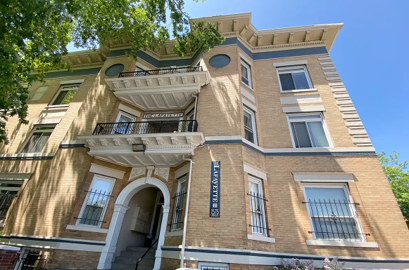 A building with a balcony and a sign that says "Bellevue" on it.